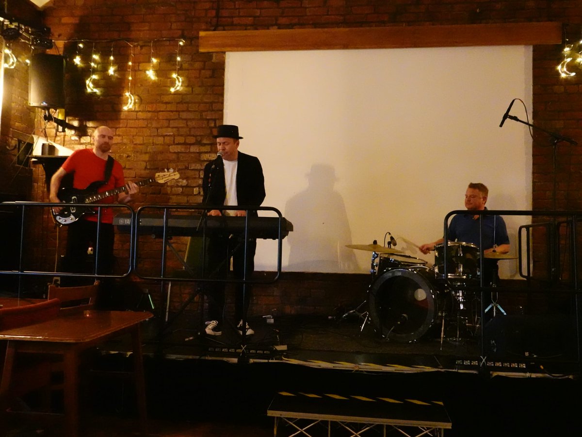 GarientLyons's tweet photo. Great gig last Monday Performing with the band that I'm in, 'The 2nd Chancers' at The Didsbury Arts Festival, Manchester, UK. Here are some pics
#didsbury #artsfestival #live #music #manchester #uk #garient #the2ndchancers #alternative #band https://t.co/bxJvrUDaU5