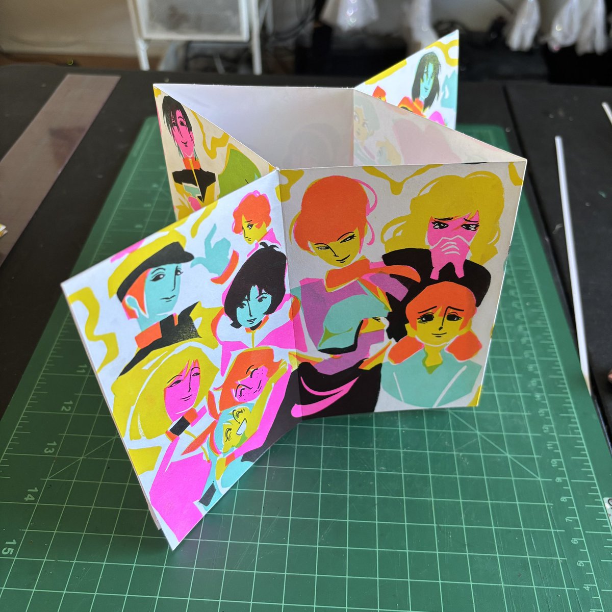 kitamars_'s tweet photo. arts and crafts and girls :3 https://t.co/i8SsJe5NRw