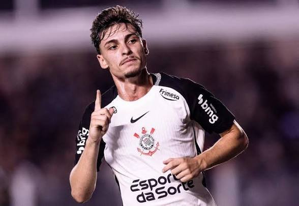 elyelsccp's tweet photo. Com a possível vinda do Arthur o Corinthians teria o melhor meio de campo do Brasil.

Um meio de campo com: Rodrigo Garro, Breno Bidon e Arthur seria CINEMA. https://t.co/bCHA3AlgPs