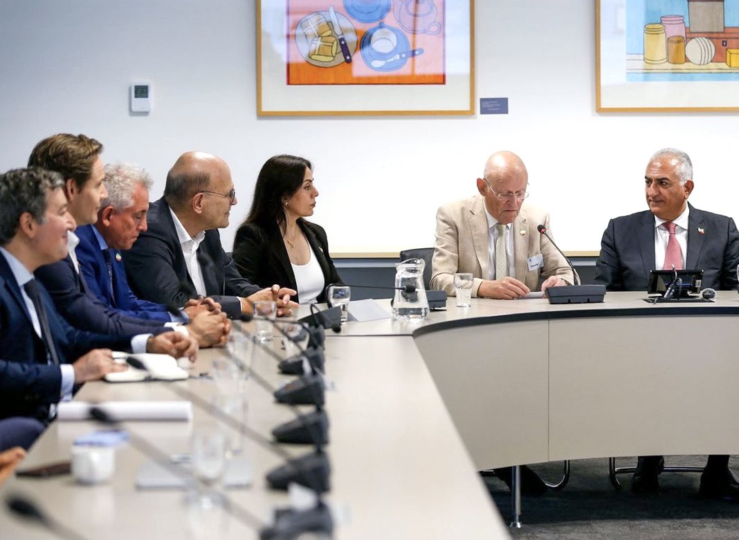 RonnyNaftaniel's tweet photo. Het was een eer om vandaag met andere leden vh @ComiteIranVrij een gesprek te hebben met de oppositieleider vh Iraanse volk, prins @PahlaviReza. 14 Jaar geleden ontmoette ik hem voor het eerst. Hij maakte toen en nu een diepe indruk op me door zijn liefde voor zijn land en zijn streven het Iraanse volk langs democratische weg te verlossen vd onderdrukking.