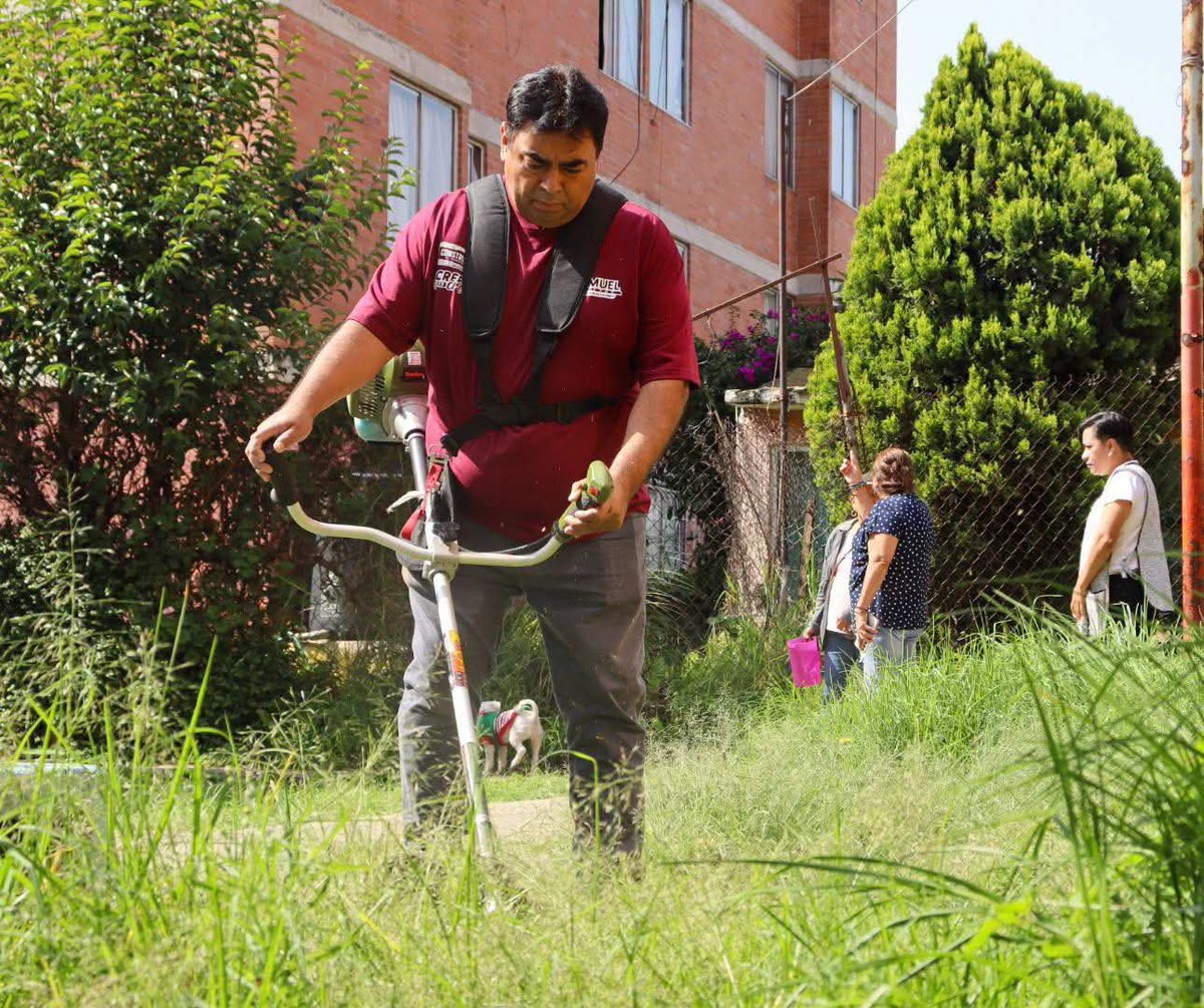 PuntoMedioEdo's tweet photo. 👷🏻♂️🫵🏚 Sigue Samuel Delgado “haciendo #comunidad” con vecinos de #Izcalli.
* En al menos nueve #colonias se tuvieron jornadas de #limpieza, #poda de áreas verdes y #pintura.
🤳 Más información ⬇️
https://t.co/qsTIA50HO4 https://t.co/00kUvFDbZC