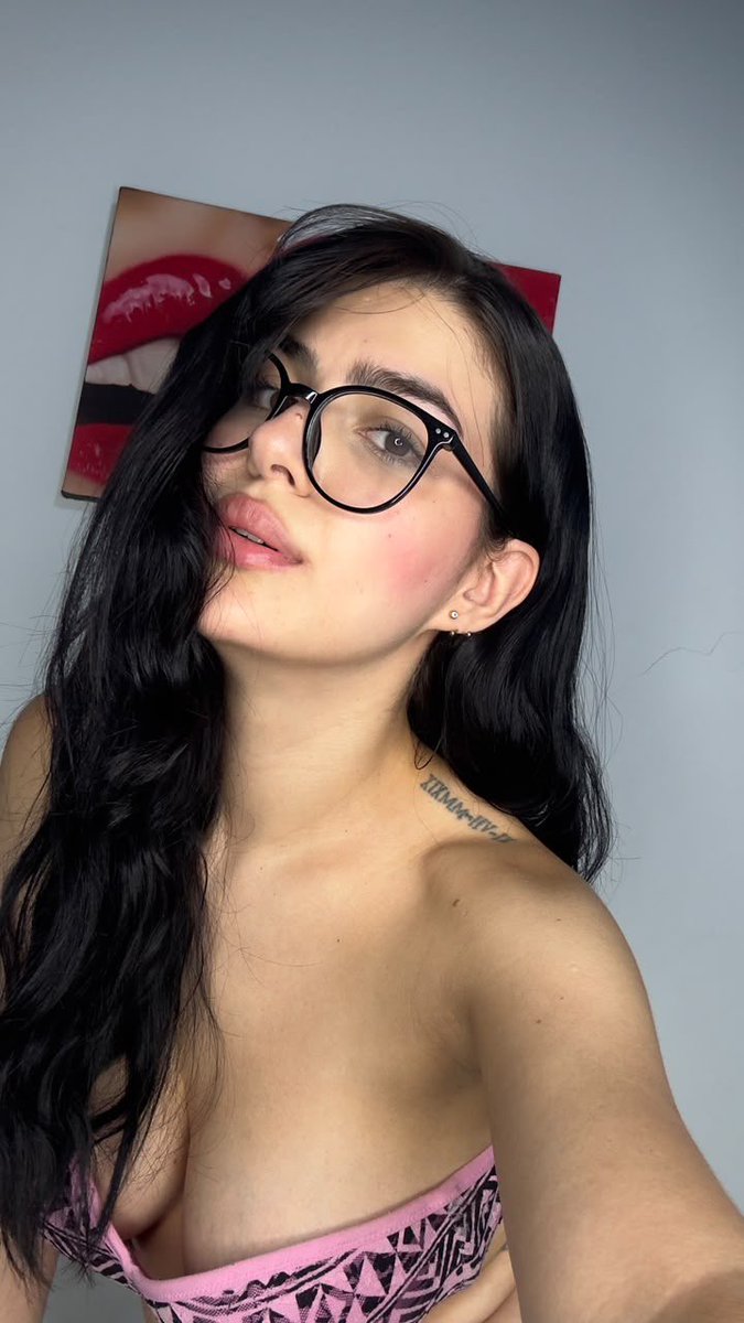 MissHannahLee0's tweet photo. are your dms open for me ? https://t.co/EyxqzMYKVb