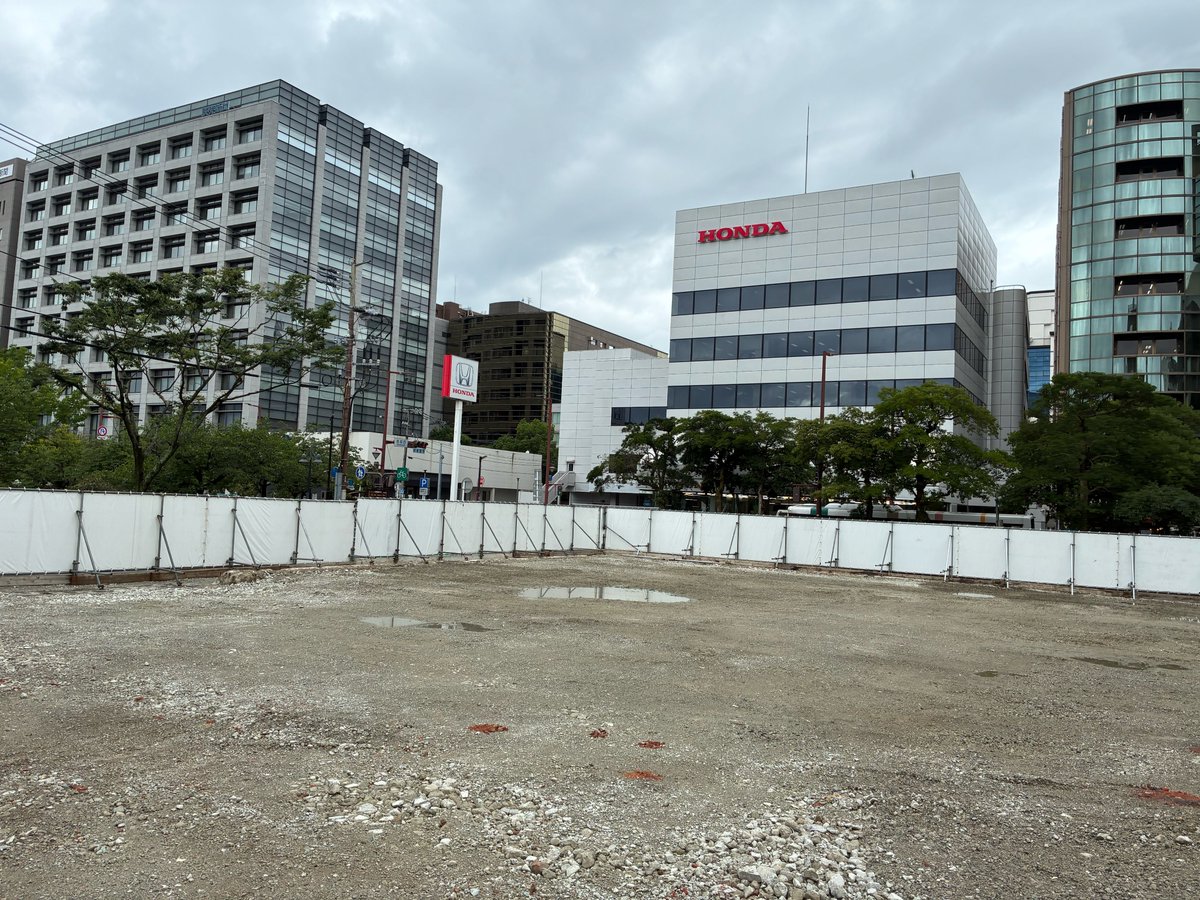 chiikawainvest's tweet photo. 福岡市中央区赤坂1-12に建設予定のグランドメゾン用地を覗いてきたよん🐹
噂では最上階の販売価格は１２億円とか１５億円とか聞くけど真相はどーなの🐣💟💫
地下鉄赤坂駅徒歩２分という超高立地が魅力的🎀

今日はソフトバンクグループとアドバンテストとキオクシアのデイトレードで大成功💫 https://t.co/BCoYlyFxhU