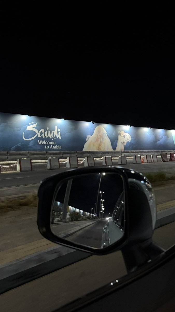 ssa29's tweet photo. سافرت أعانق حلمي اللي من العام
وأقول يكفيني من الحلم لقطه 

ولا لقيت من :( السفر ) غير الأوهام
أسافر بشنطة : وأعود بشنطه 

روحي مع اللي قسم أضلوعي أقسام
وفي كل ضلع له ممر ومحطه

قلبي يحن لشوفتك حَن . . ( الأيتام )
والشوق لامن بان ما أقدر أغطه

تهزمني ' عيونك !! يابو مبسمٍ تام
ومن قبلك وبعدك مسافة ونقطه

تطري علي :( لاجيت ) بسلى وبانام 
وأقوم أدور ؟؟ للمواعيد خطه

واجيك من عقب السفر فيني - هيام
دمعي على خدي وفي الوجه شِطه

وأقول يا ألطف من ذعاذيع الأنسام
غلطة زماني يوم أفارقك غلطه

في شوفتك حققت أنا نص الأحلام
واللي بقى من باقي الحلم قطه ؟