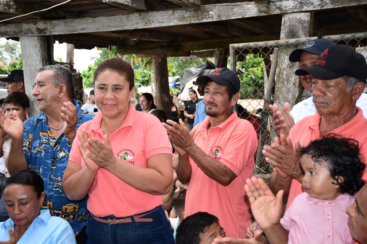 Agricultura_CZ5's tweet photo. #LosRíos | En Puebloviejo, junto a la Asociación Las Cruces cosechamos 1.000 litros de biol orgánico. Más de 50 agricultores fortalecerán la productividad de sus cultivos de arroz, cacao y soya con este bioinsumo que impulsa una agricultura sostenible.
#GobiernoDelEcuador https://t.co/IIZFg7FmQU