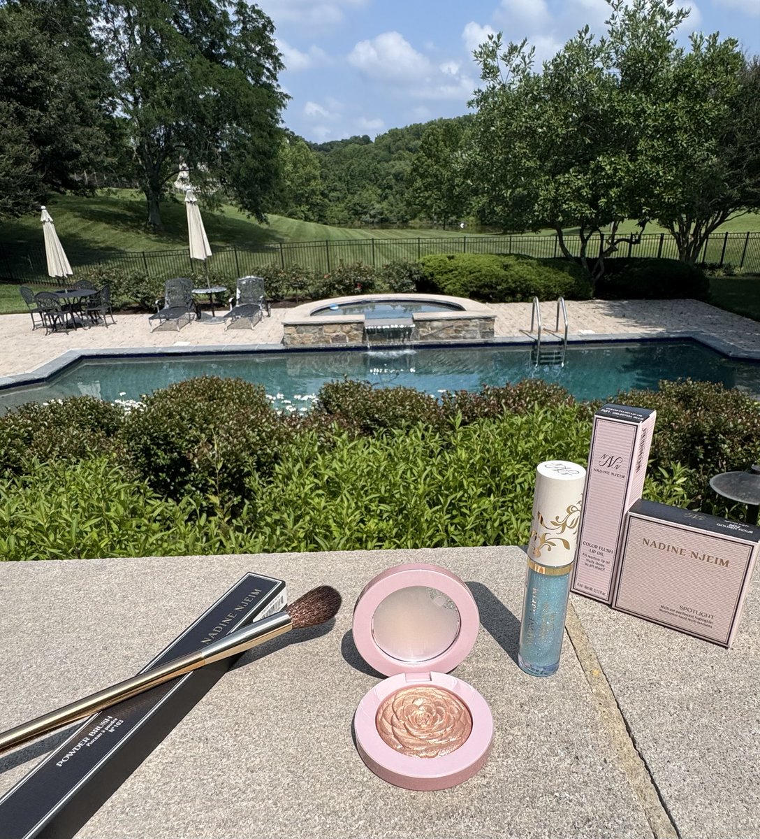 MahaDaniel201's tweet photo. The beauty of Nadine Njeim Beauty products blending with the beauty of nature 😍
#nadineNjeimBeauty @NNN__beauty @nadinenjeim https://t.co/756EELq3Ck