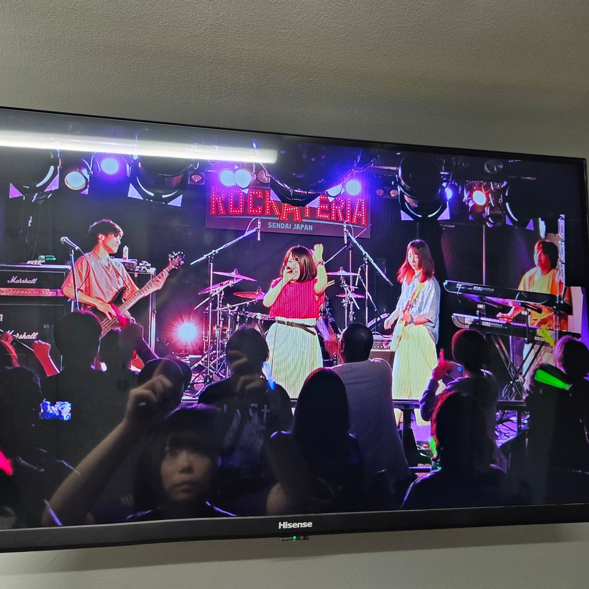 Lyn_bugaboo's tweet photo. ラストライブでシマディと順番こでベース弾かせていただきました！
バブルにはいろいろ関わらせていただいて、横浜とか連れてってもらったこともあるし、おもしろ思い出いっぱい！
いい経験たくさんさせてもらいました！ありがとう！ https://t.co/TdPqPmnnAz