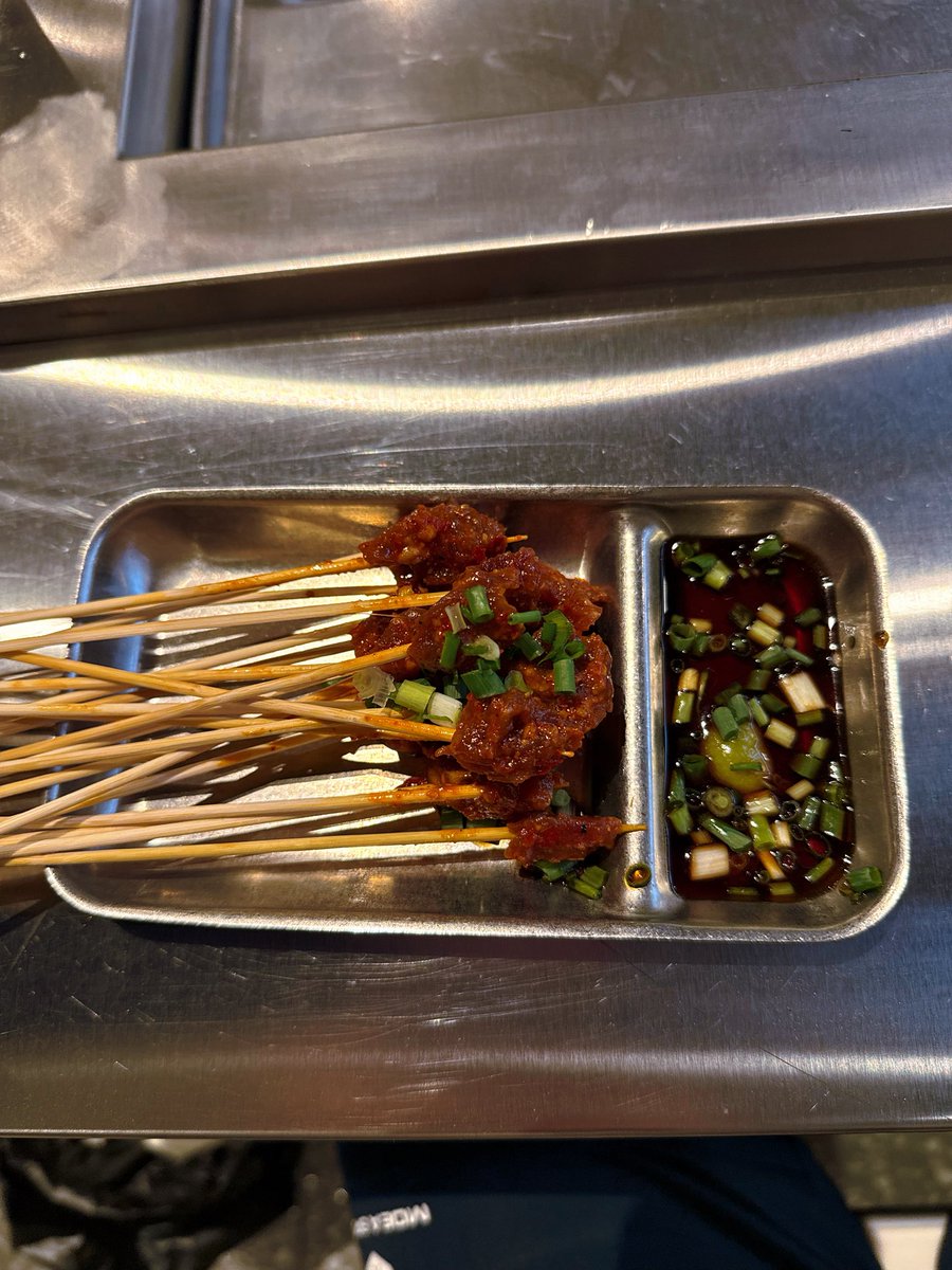 jer_licious's tweet photo. 20 yuan gets you 20 skewers with a tiny piece of fresh beef on each. No grilling, frying or cooking at all - it's eaten completely raw, only topped with chopped scallions, served with wasabi dipping sauce.

#foodie #FoodieLife https://t.co/rFFf4lcv5D