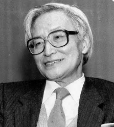 LifeBeLikeThatX's tweet photo. 丸山眞男。
マルヤマ・マサオ。

彼は、戦後日本を代表する思想家でした。
ただの学者ではありませんでした。

彼が見つめたのは、
戦争に負けた日本そのものではなく、
戦争に負けてもなお、
誰も本当の責任を取ろうとしない日本の姿でした。

多くの人が死にました。
アジアの多くの国々が傷つきました。
朝鮮、中国、東南アジアの人々は、
日本の軍国主義によって人生を壊されました。

しかし敗戦後の日本では、
誰も本当の責任を語ろうとしませんでした。
天皇の責任。
軍部の責任。
政治家の責任。
知識人の責任。
国民一人ひとりの責任。
すべてが曖昧にされました。
「上が決めた」
「時代がそうだった」
「自分にはどうしようもなかった」

そう言いながら、
誰も自分の責任を引き受けない。
丸山眞男は、
その日本社会の病を
「無責任の体系」と呼びました。
これは本当に鋭い言葉です。
日本の戦争責任は、
一人の悪人だけで説明できるものではありません。

責任の所在がぼやけ、
命令は上から下へ流れ、
しかし最後には誰も責任を取らない。
その仕組みそのものが、
日本を戦争へ押し流したのです。

丸山眞男は、
そこから逃げませんでした。
彼は言いました。
日本は天皇を中心とする軍国主義によって、
誤った方向へ進み、
隣のアジア諸国を望まない悲劇へ巻き込んだのだと。

これは、当時の日本では
簡単に言えることではありませんでした。

敗戦直後の日本で、
天皇制や軍国主義を正面から批判することは、
大きな勇気を必要とすることでした。
それでも彼は黙りませんでした。

なぜなら、
戦争が終わっても、
戦争を生んだ精神構造が残っていれば、
また同じ過ちを繰り返すと知っていたからです。

彼にとって民主主義とは、
単なる制度ではありませんでした。
選挙があること。
議会があること。
憲法があること。
それだけでは足りない。

一人ひとりが自分の頭で考え、
自分の言葉で判断し、
自分の責任で社会に関わること。
それが本当の民主主義でした。

だから丸山眞男は、
戦後日本に問い続けました。
あなたは本当に考えているのか。
あなたは本当に責任を引き受けているのか。
あなたはまた、空気に流されていないか。
彼の言葉は、
過去の日本だけを批判したものではありません。

今の日本にも、
そして私たちの社会にも響く言葉です。

責任を曖昧にする社会。
強い空気に流される社会。
間違っていても上に従う社会。
終わったことだと言って、過去を直視しない社会。
そういう社会は、
また同じ過ちを繰り返します。

丸山眞男。
彼は日本を憎んだ人ではありません。
日本を本当に見つめた人です。
日本を愛するからこそ、
日本の弱さを隠さなかった人です。

戦争責任から逃げる日本に対して、
「それではいけない」と言い続けた人です。
だから彼は、
戦後日本最高の知性と呼ばれました。

そして今もなお、
日本の良心と呼ぶにふさわしい人です。