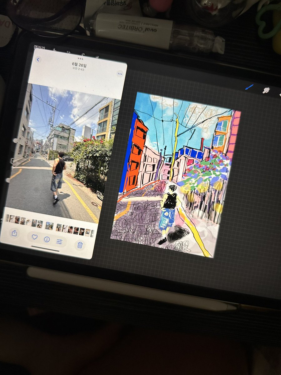 egggartist's tweet photo. 앨범이 오기 전,
기다림은 가만히 서 있는 시간이 아니라
한 걸음씩 걸어가는 시간이라는 걸 안다.

익숙한 골목을 천천히 걷다 보면
바람도, 전깃줄도, 여름꽃도
괜히 더 반갑게 인사를 건넨다.

좋아하는 사람의 음악을 기다리는 마음은
세상을 조금 더 선명하게 만든다.
평범한 길도 특별한 풍경이 되고,
오늘의 발걸음도 내일의 추억이 된다.

그래서 오늘도
사랑하는 산책길을 그린다.

곧 들려올 이민혁님의 새로운 노래가
이 길 위를 가볍게 스쳐 지나가기를,
그리고 그 음악이
우리의 하루를 또 한 번 환하게 물들여 주기를 바라면서. 🌿🎧

앨범 나올🍒
:) 글을 주절주절 써봐요🍒

햅피체리데이🍒
@btob2mh @BTOBCOMPANY #이민혁