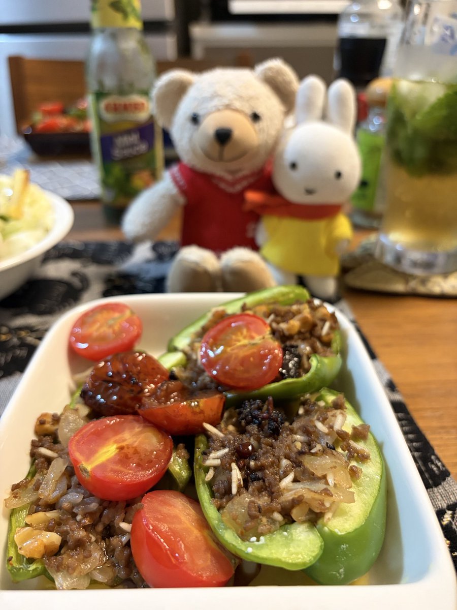 dokusara's tweet photo. 友達がくれたパプリカは、アフガン風肉詰めにしました。
バスマティライスが入っていて、ミントのソースなところがアフガン風のつもり。 https://t.co/1dkUV4NQV0