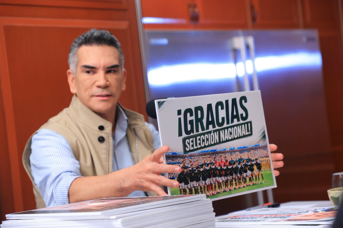 alitomorenoc's tweet photo. Terminando un programa más de La Oposición por @AtypicalTeve. Platicamos del sentimiento que nos unió durante el Mundial apoyando a @miseleccionmx, pero también de los enormes pendientes que tiene México, especialmente la grave crisis de inseguridad que viven millones de familias todos los días.

También hablamos del enquistamiento de los cárteles del crimen organizado en las estructuras de los narcogobiernos de MORENA y del papel de los narcopropagandistas que tanto daño le han hecho al país. 

Muchas gracias a la familia Atypical por acompañarnos. Hay que seguir señalando lo que está mal y dar la batalla con firmeza y de frente. ¡México se defiende! 👊🏼🇲🇽
