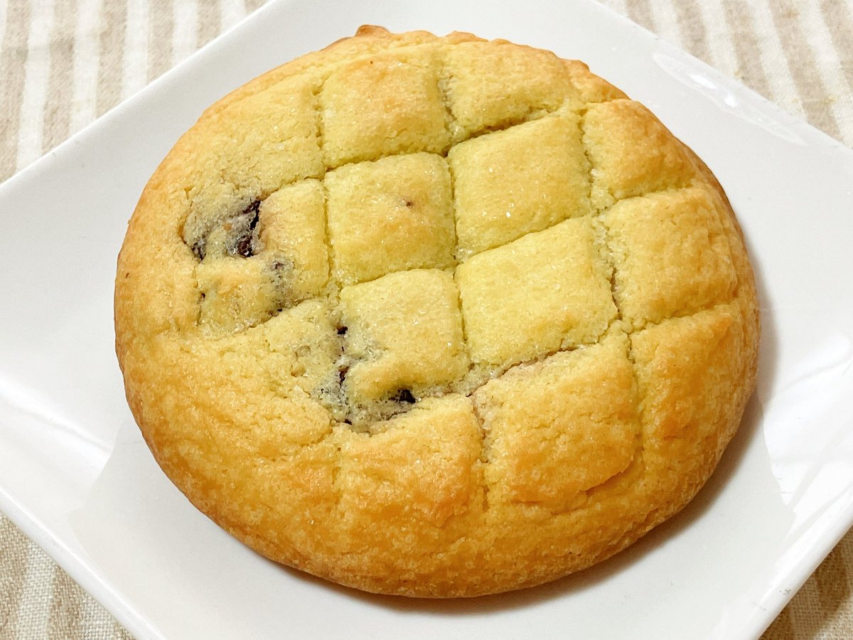02_z3's tweet photo. セブンイレブン お店で焼いたメロンパンみたいなチョコクッキー。外はサクサクで砂糖がジャリッと甘く、周りのザクッと食感が良い。中はしっとりソフトな食感でミルクチョコのようなまろやかな甘さ。焼くとサクふわ食感になり、香ばしいバターと濃厚なチョコの甘さがじゅわっと広がりおいしかった。 https://t.co/tkGndoIZlT