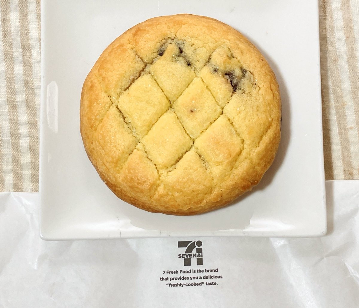 02_z3's tweet photo. セブンイレブン お店で焼いたメロンパンみたいなチョコクッキー。外はサクサクで砂糖がジャリッと甘く、周りのザクッと食感が良い。中はしっとりソフトな食感でミルクチョコのようなまろやかな甘さ。焼くとサクふわ食感になり、香ばしいバターと濃厚なチョコの甘さがじゅわっと広がりおいしかった。 https://t.co/tkGndoIZlT