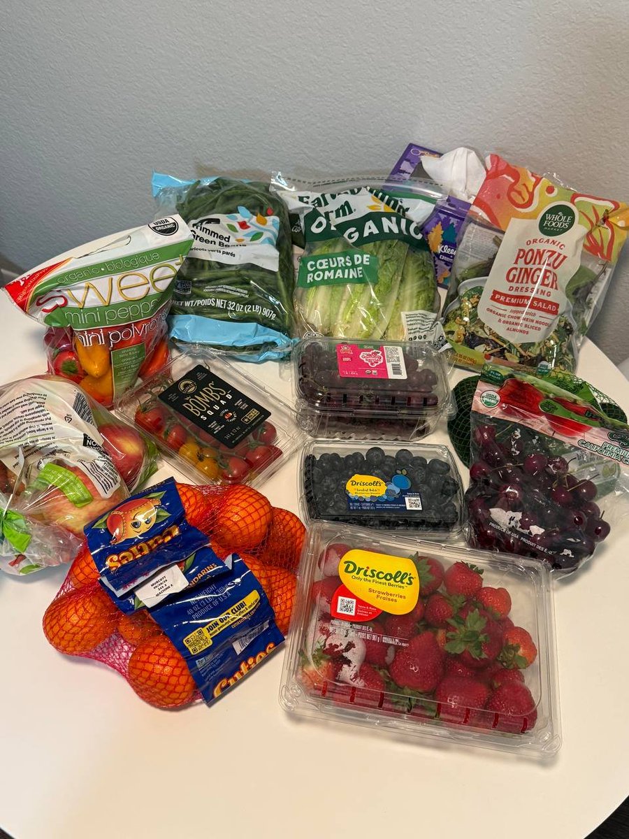Ridsxverett's tweet photo. I went to the supermarket today and bought some snacks and fruit , these are the things I love 
#Supermarket #Shopping #DailyLife https://t.co/tLYBF7pQdR