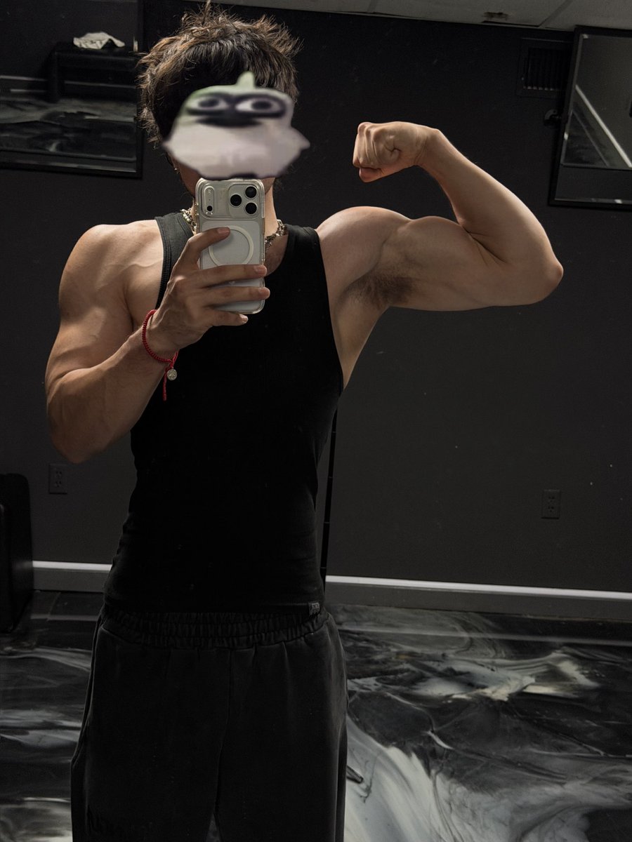 whyemiwhy's tweet photo. hi hello hey 

#nsfw #bicep #mexican 😎 https://t.co/6qTjbr4xoS
