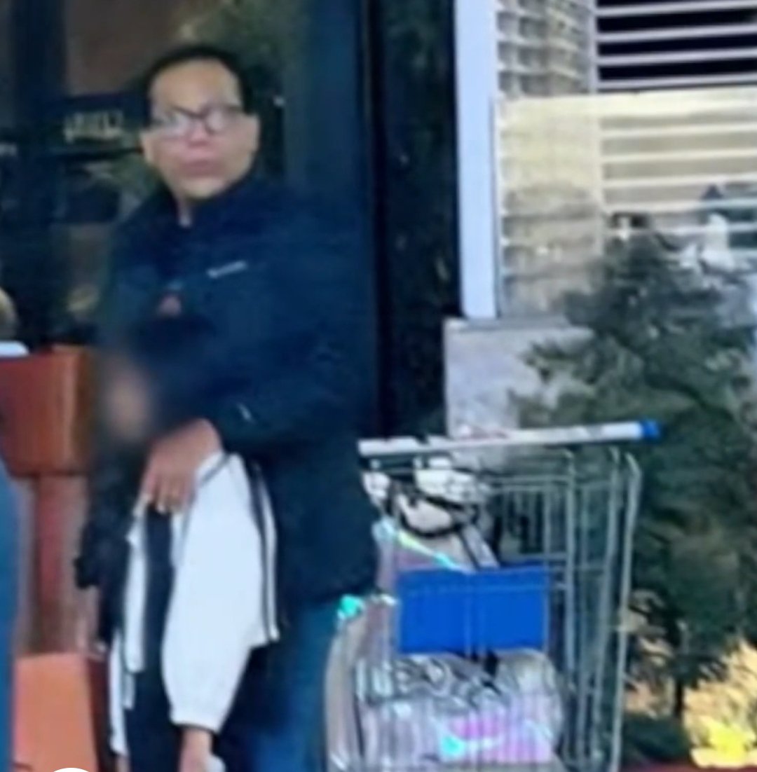 FinsethMichael's tweet photo. Aqui vemos al mutante con su familia saliendo de comprar, en una de las tiendas más caras y exclusivas del Perú.
Varias bolsas de la marca Louis Vuitton cada bolso con un precio de 4,000 dólares.
Dónde quedó el sombrero ??
Y como lo hacen - yo si se 
Cuál es el negocio - EL YAPE PUES!!!