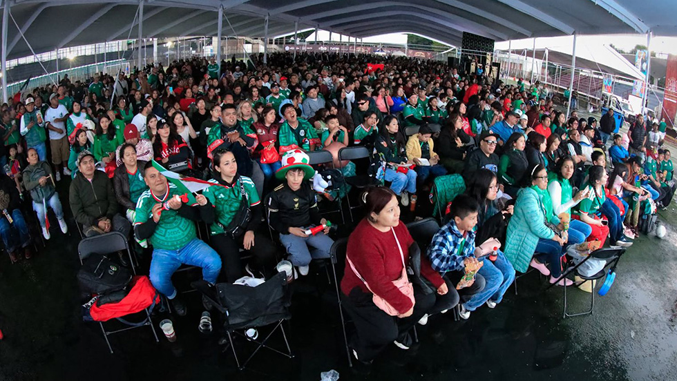 SoyNaucalpan's tweet photo. #Naucalpan habilitó múltiples sedes de convivencia durante el partido de octavos de final de la Selección Mexicana, y más de 20 mil personas respondieron: el Foro Cuauhtémoc, la Plaza Revolución, Los Remedios, el Parque Naucalli y otros puntos concentraron a familias con música en vivo, lucha libre y actividades comunitarias.
https://t.co/Qd9kDjGyRd