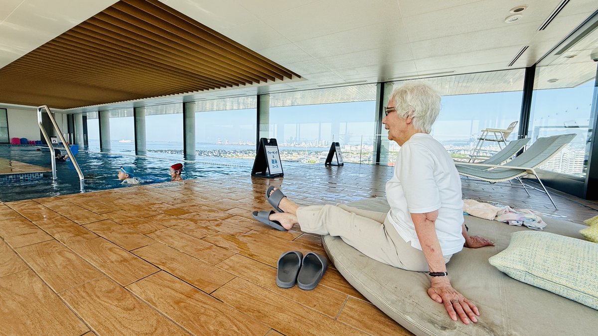 misaki_ebis's tweet photo. ゴールデンウィーク、祖母と一緒にベイコート芦屋を初訪問⚓️お部屋から海が一望できて、マリーナの雰囲気を感じられた。屋上にあるプールとジャグジーで早朝からはしゃぎまくるひ孫たち達を眺める姿、なんとスタイリッシュな93歳！見習いたい。営業終了後にプールの底を這うロボット掃除機に感動した！ https://t.co/FPH39n6jEH