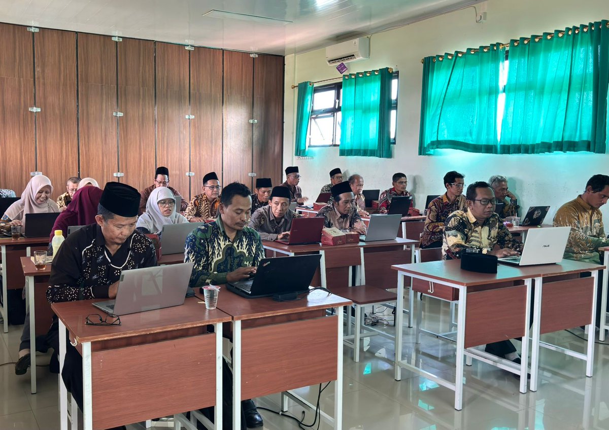 kemenaggk's tweet photo. Memasuki hari ketiga Pelatihan Teknologi Informasi (TI), Kamis (2/7/2026), para peserta mengikuti pembelajaran dengan materi Internet dan Aplikasi Penunjang serta Hardware (Scanner, Printer, dan Webcam).

Selengkapnya di https://t.co/VgbGi15PiG https://t.co/rEpCZ1AB4g