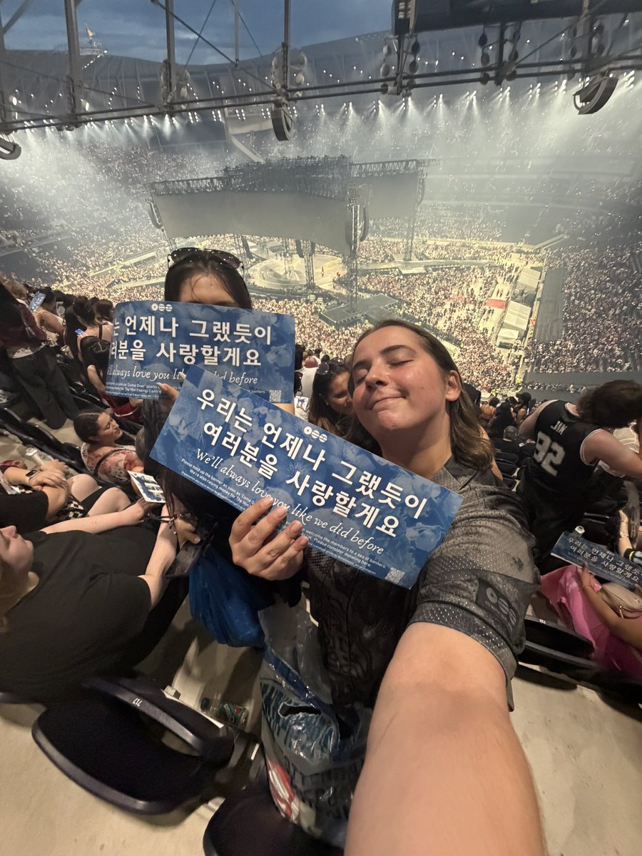 caPriSan92's tweet photo. Back 7 years later 
#BTS_ARİRANG_LONDON 
#BTS_ARİRANG https://t.co/LTFxAsShdD