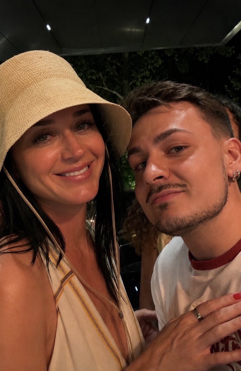 QOCPERRY's tweet photo. Katy Perry looks STUNNING with no makeup on. 😍 https://t.co/ocZiwC2nka