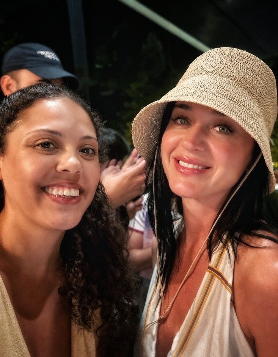 QOCPERRY's tweet photo. Katy Perry looks STUNNING with no makeup on. 😍 https://t.co/ocZiwC2nka