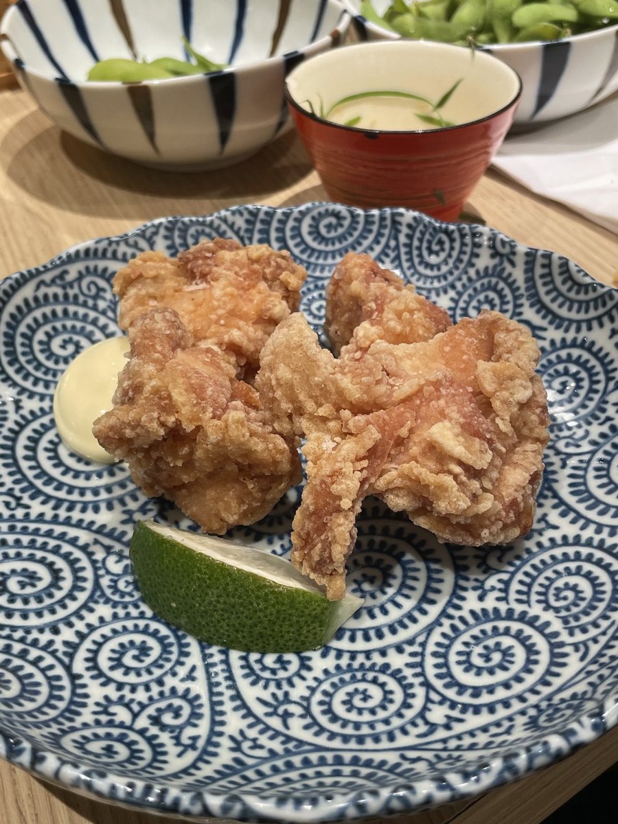 Hassanffd's tweet photo. ひと口かじれば外はサクサク、中はジューシー。レモンの爽やかさで、幸せが広がる！ https://t.co/fmqCzTxFXv