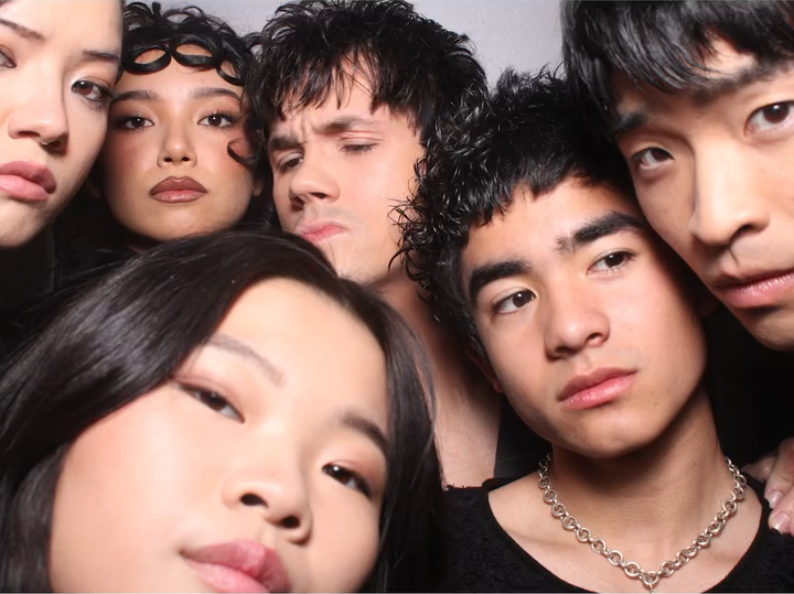 jiwecad756's tweet photo. Photo booth pictures of Netflix's Avatar: The Last Airbender Season 2 cast

1. Photos shown in video from Netflix's Instagram
- Elizabeth Yu, Kiawentiio, Miyako, Ian Ousley, Gordon Cormier, and Dallas Liu https://t.co/4noQGQbGKd