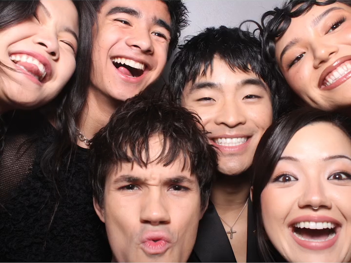 jiwecad756's tweet photo. Photo booth pictures of Netflix's Avatar: The Last Airbender Season 2 cast

1. Photos shown in video from Netflix's Instagram
- Elizabeth Yu, Kiawentiio, Miyako, Ian Ousley, Gordon Cormier, and Dallas Liu https://t.co/4noQGQbGKd