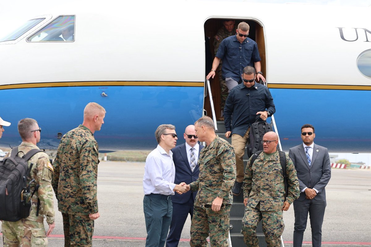 OrlvndoA's tweet photo. #AHORA | El general Francis Donovan, jefe del Comando Sur, estuvo hoy en Venezuela supervisando las operaciones militares para abordar la tragedia de los terremotos. https://t.co/n1S2rbsZTi