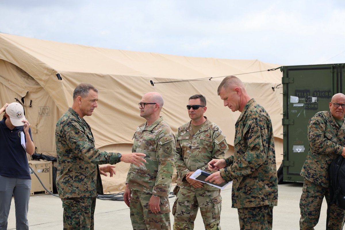 OrlvndoA's tweet photo. #AHORA | El general Francis Donovan, jefe del Comando Sur, estuvo hoy en Venezuela supervisando las operaciones militares para abordar la tragedia de los terremotos. https://t.co/n1S2rbsZTi