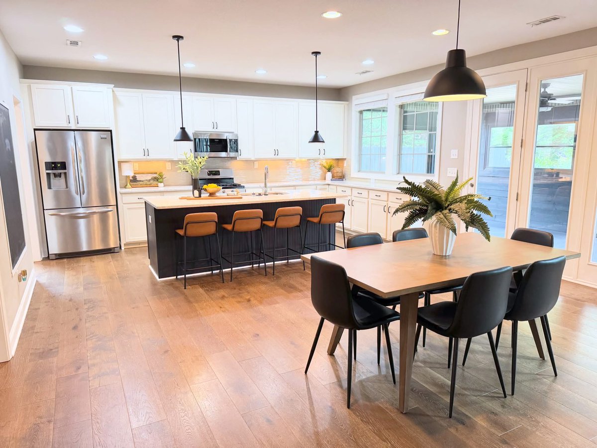 _nrsaunders's tweet photo. People think they re buying a house... but what they're really buying is the place where they'll celebrate holidays, birthdays, and create memories that last a lifetime. https://t.co/CkTsjn8jd5