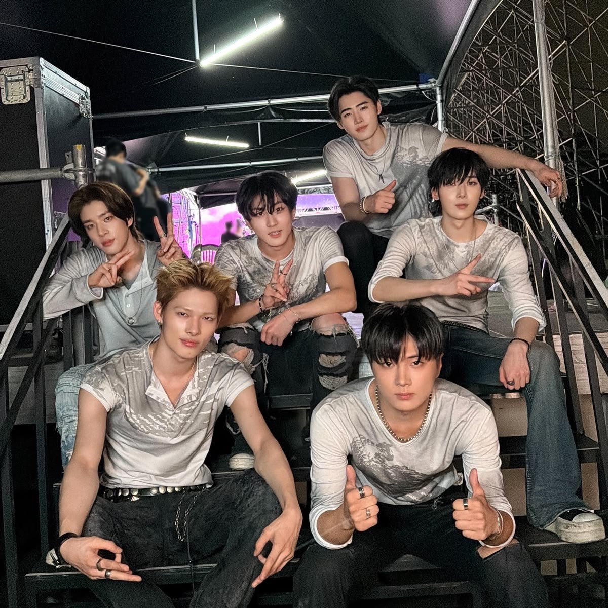 enhaonly01's tweet photo. ENHYPEN wished they had booked a bigger venue in Mexico 🇲🇽 😭

🐕“First of all, we are very excited to meet our Mexican fans. We’ve heard that they have a lot of energy and passion for our music, so we are very excited preparing many things to show them.”

🐧“Since it was our first time, we didn’t know how many of our fans or K-pop fans we had there, but as more concerts came up, we realized we have a lot of Engenes in Mexico. I also think that if we had known earlier, a bigger venue would have been a good option to be with more fans.”