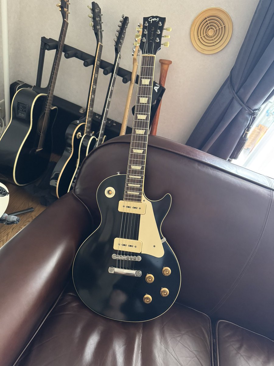 egon_44's tweet photo. 1弦の5フレットあたりで音が詰まってたレスポール。
弦を張替えた時に1弦側の弦高を上げたら解消した。
実に良い感じになった。
これからはもっと弾こう。
ドラマーだけど。 https://t.co/i65U5e6g0n