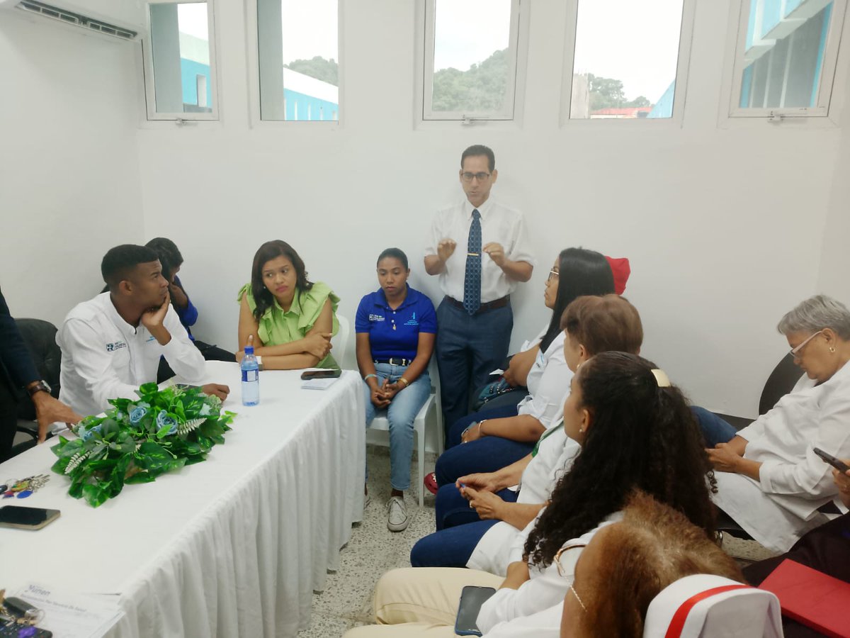 CambitaHospital's tweet photo. 🤝 En el Hospital Municipal Cambita Garabito iniciamos la semana con una reunión junto a nuestro personal, reafirmando la importancia de brindar una atención humana, respetuosa y empática a cada uno de nuestros usuarios. https://t.co/GizcHQgKG6