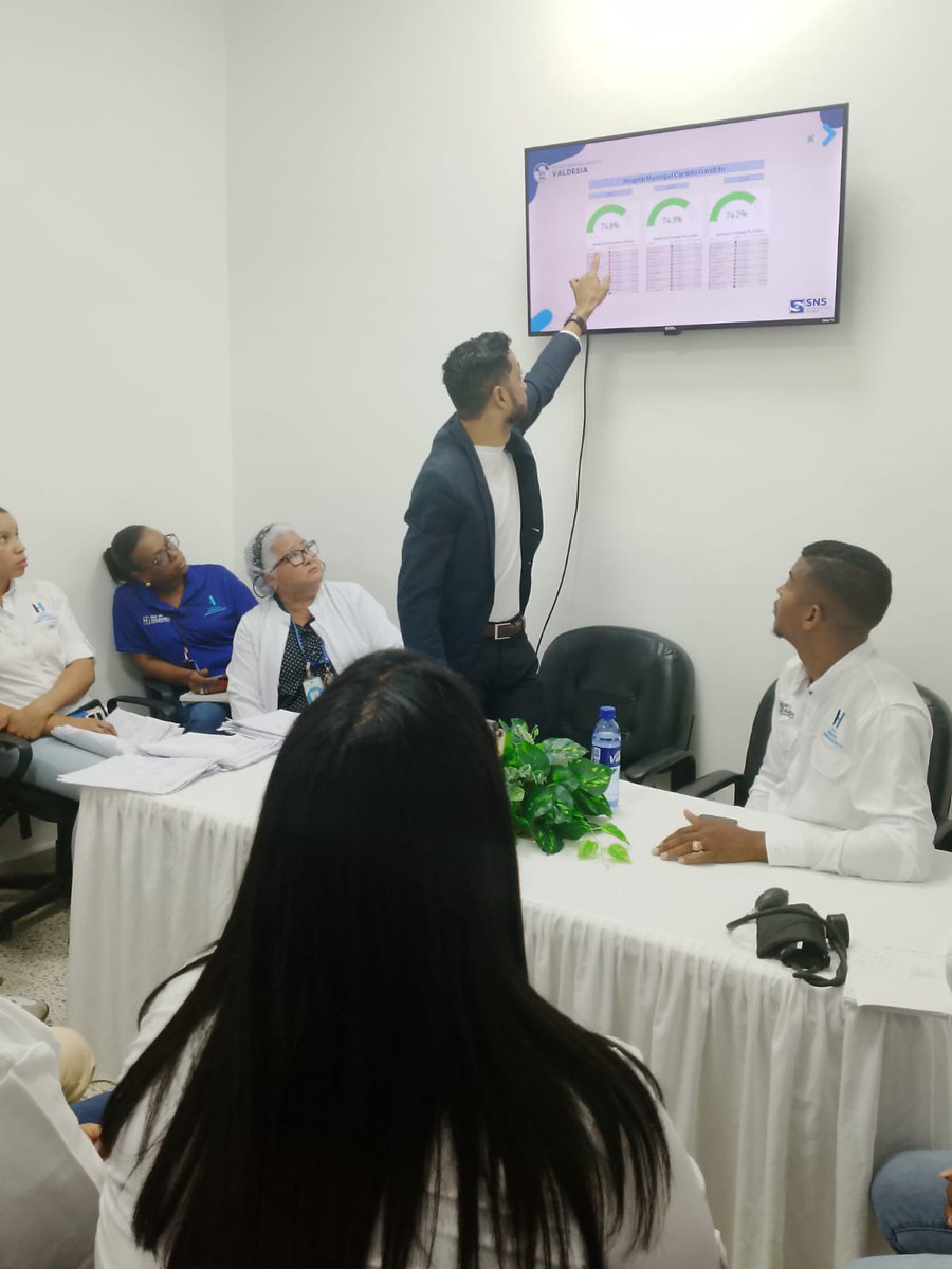 CambitaHospital's tweet photo. 🤝 En el Hospital Municipal Cambita Garabito iniciamos la semana con una reunión junto a nuestro personal, reafirmando la importancia de brindar una atención humana, respetuosa y empática a cada uno de nuestros usuarios. https://t.co/GizcHQgKG6