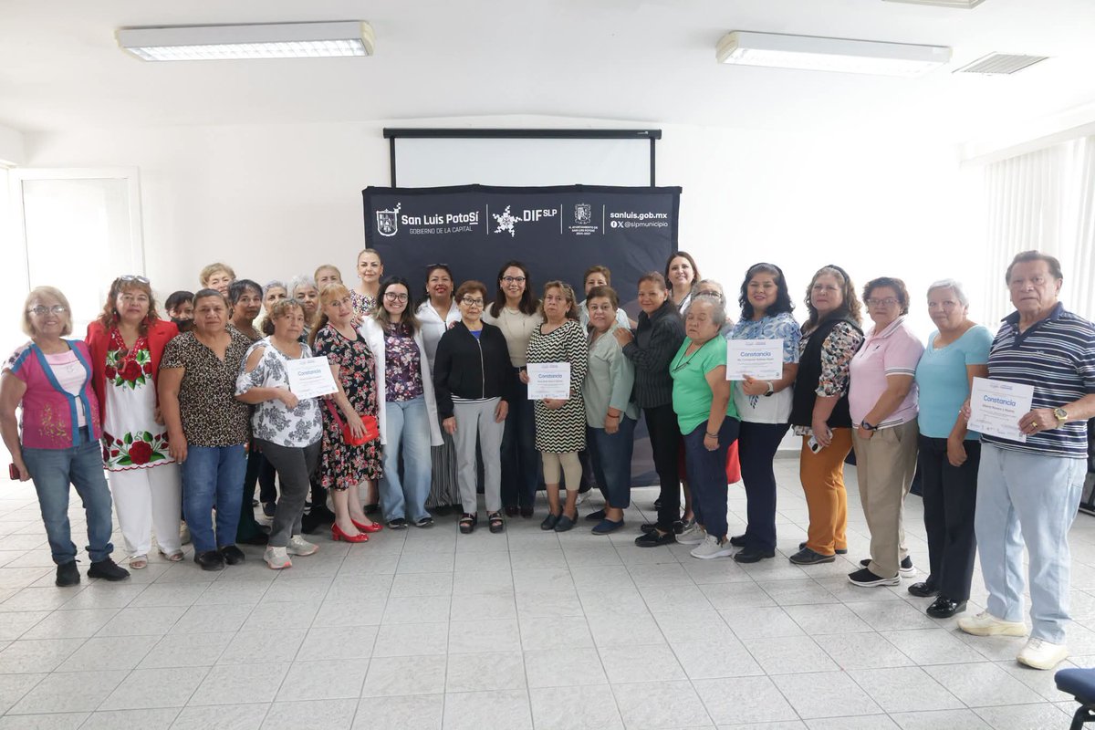 DIFMunicipalSLP's tweet photo. Integrantes de nuestros Clubs de Adultos Mayores concluyeron el taller "Envejecimiento Saludable", donde adquirieron herramientas para cuidar su salud y fortalecer su bienestar.
@EF_Galindo @EstelaArriagaM @jessicaalbarra7 https://t.co/9kanGl7x61