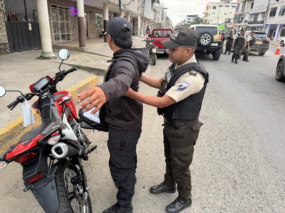JohnReimberg's tweet photo. Esta tarde en Santa Rosa, en El Oro, ejecutamos un operativo interinstitucional con presencia de Policía Nacional, Gobernación, Bomberos, ARCSA, para verificación de permisos y clausura de lugares irregulares donde operan las economías criminales. 

Seguimos trabajando. https://t.co/5GNnBPDbNh