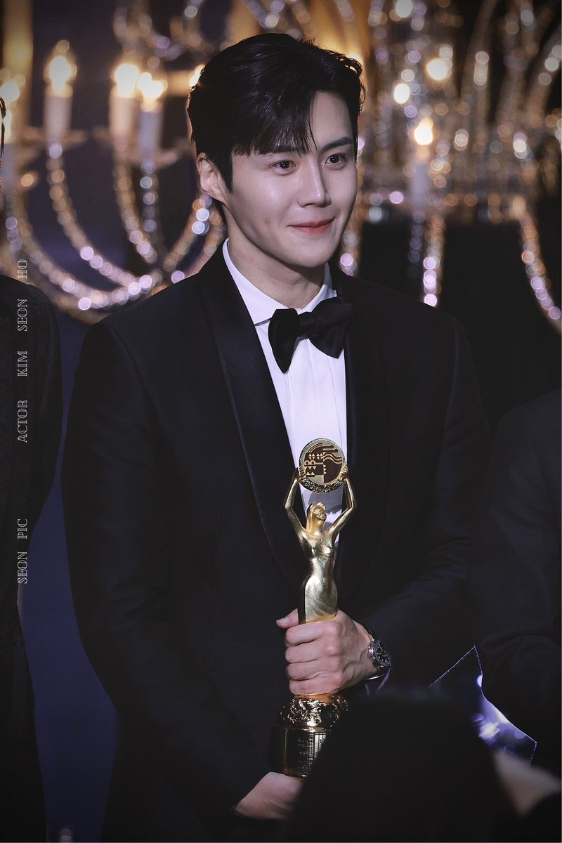 slnaem_'s tweet photo. 2023 청룡영화제 인기상 받던 순간
너무 예쁨
청룡시리즈어워즈에서도 트로피 쥐고 웃는 거 보고싶다

조금씩 더 보태고 힘내고 화이팅! https://t.co/srMnSH5l8r