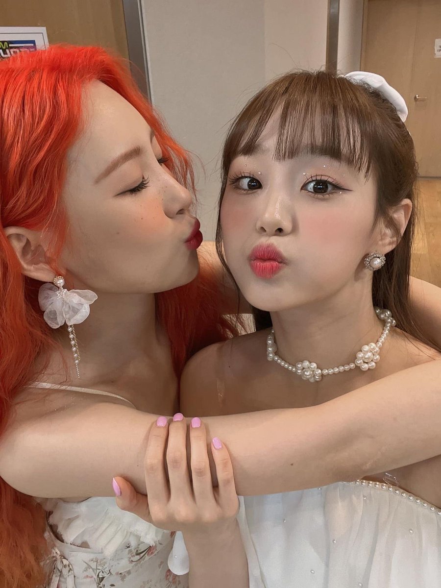 chuumaniac's tweet photo. #whoremembers when sunmi posted this pic of her and chuu the day after the news broke that bbc kicked chuu 🫩🫩 https://t.co/HspR9Ppbzj