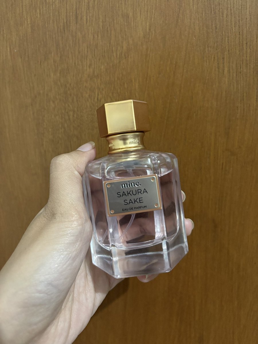 ccaramelies's tweet photo. mine perfumery - sakura sake 🌸 8,5/10

parfum floral; wangi bunga yg ada manis dan fresh dari buah

pernah gw pake aktifitas intens di luar ruangan, wanginya masih kecium sekitar 5-6 jam dan ga enek kena keringet. gw pribadi udh pake botol ke-3 

https://t.co/kakh6PkiaR https://t.co/fXvqIHm6R4