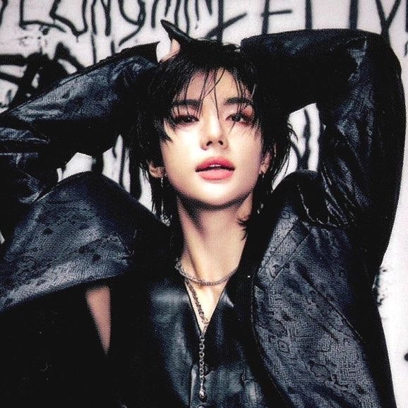 linolhos's tweet photo. hyunlix au  .  station 6

para o mundo, hyunjin e felix são rivais: um alfa e um ômega, integrantes dos grupos mais famosos da indústria, incapazes de dividir o mesmo espaço sem alimentar rumores

longe dos holofotes, os dois compartilham um segredo que jamais poderia vir à tona. https://t.co/vEbX2EIeJn