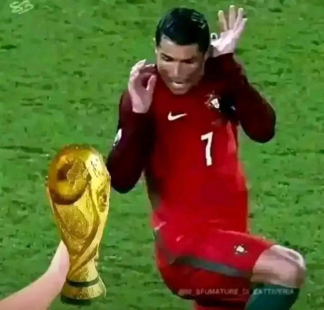 lemuelknight's tweet photo. Cristiano Ronaldo || Ladies and gentlemen Mr. I’m Back went right back 😂 🤡 https://t.co/F3DhKBYGqV