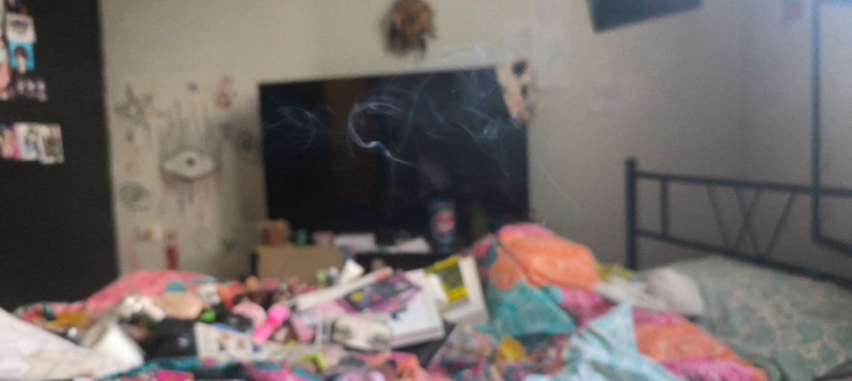 suspystio's tweet photo. Ahora sí parece cuarto de depresivo https://t.co/wYfqVqnw3M