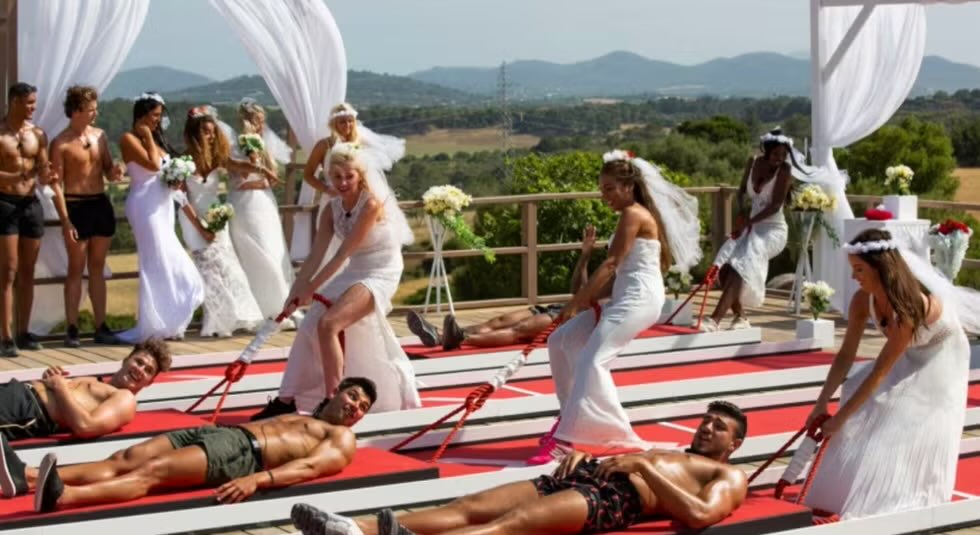 vortexedrose's tweet photo. when the show used to be fun and not just pure psychological warfare #LoveIsland #LoveIslandUK https://t.co/t49zQ9FNZK