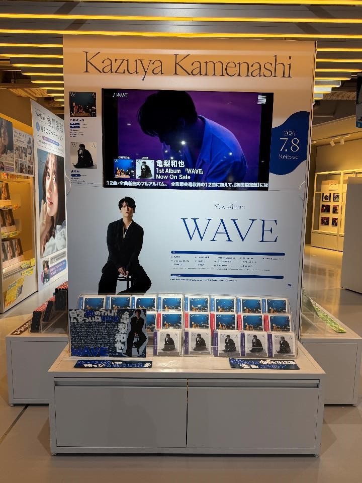 SHIBUYA_T_MUSIC's tweet photo. 【#亀梨和也】
1stアルバム『WAVE』が本日入荷🌊
心や感情の“波”、アルバム楽曲の幅やグラデーションの“WAVE”を表現しており、自身が心動かされた楽曲を中心に詰まった1枚✨️
シブツタ地下2Fでは発売を記念して、特大ビジュアル展示開催中👀💕
展示期間：7月15日(月)まで
#亀梨和也_WAVE https://t.co/7FjBQLTsTp