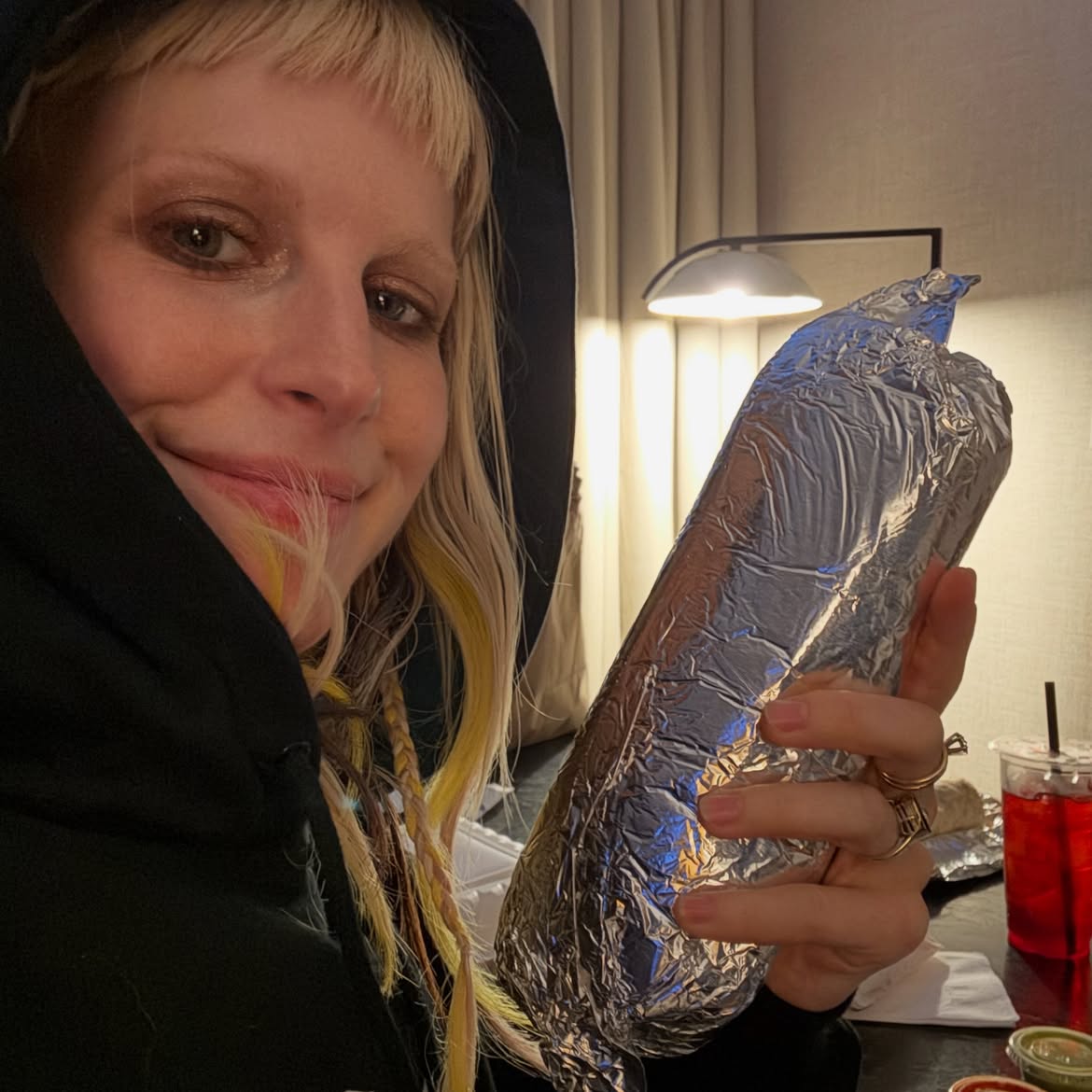 paramorebrasil's tweet photo. Ela tirando foto de vários ângulos com um burrito https://t.co/L7Y6U0kqTV