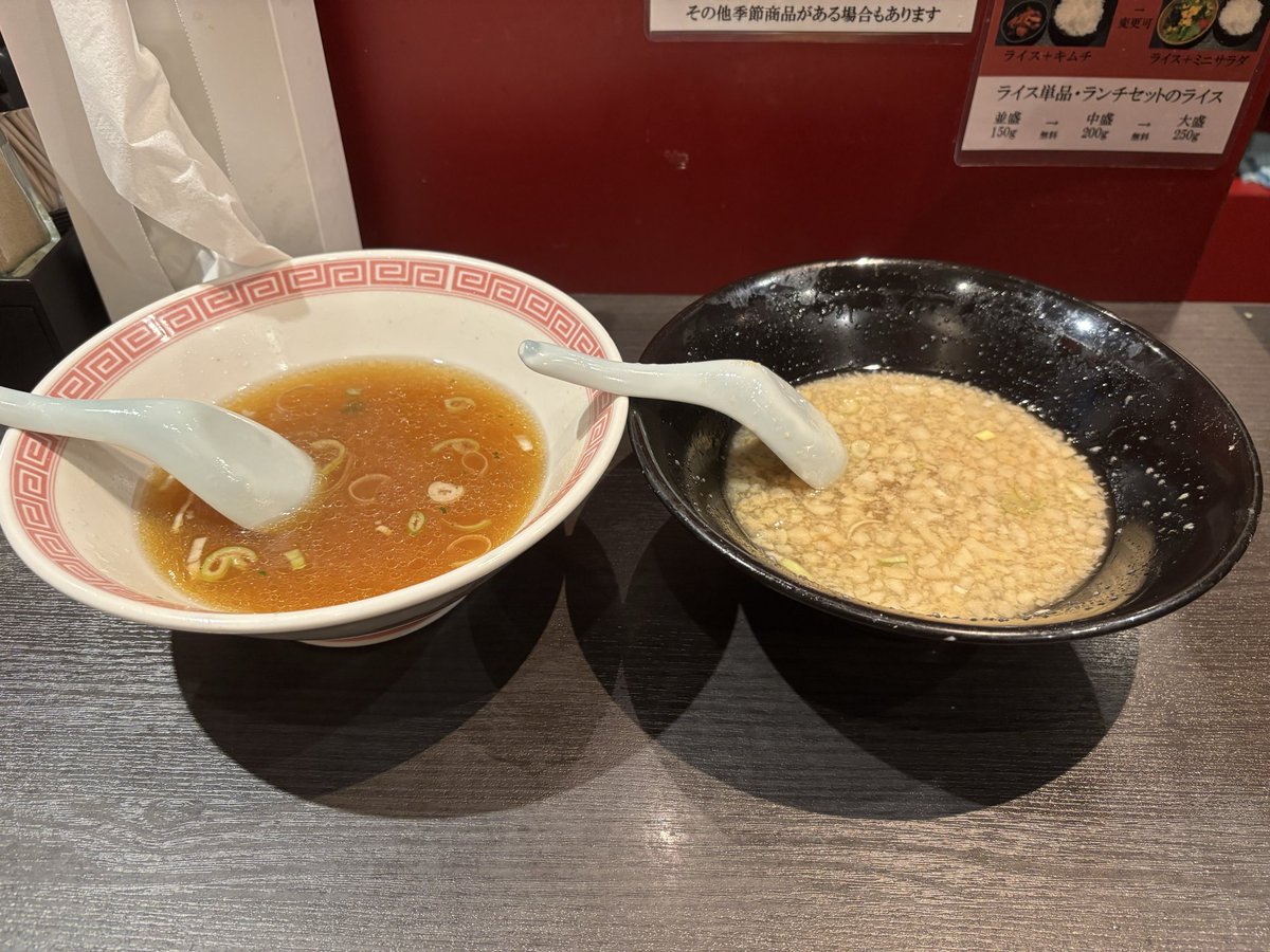 maqi_m17's tweet photo. #大至（#御茶ノ水駅）
←背脂ラーメン　1,000
→ラーメン　930

164／2,974
165／2,975
#弊社マネ麺
#有麺団
#ラーメン
#連食
#店内連食 https://t.co/BAfD4Z8DG8