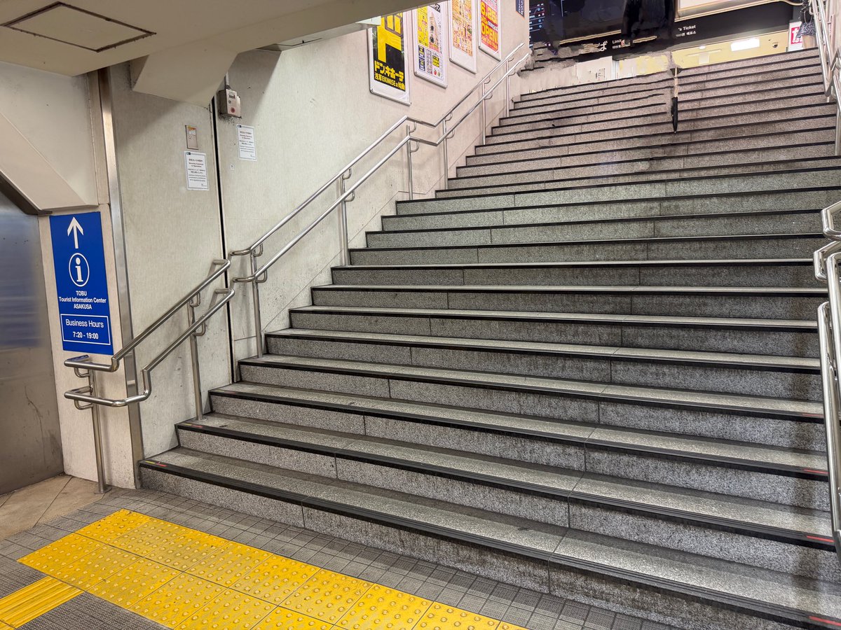 semakixxx's tweet photo. 浅草駅の東武-地下鉄乗り換え階段。東京大空襲の日、東武浅草駅に逃げ込んだ人々が空気を求めて殺到するもシャッターは開かず、多くが亡くなった場所。南無。 https://t.co/asgyn048f3